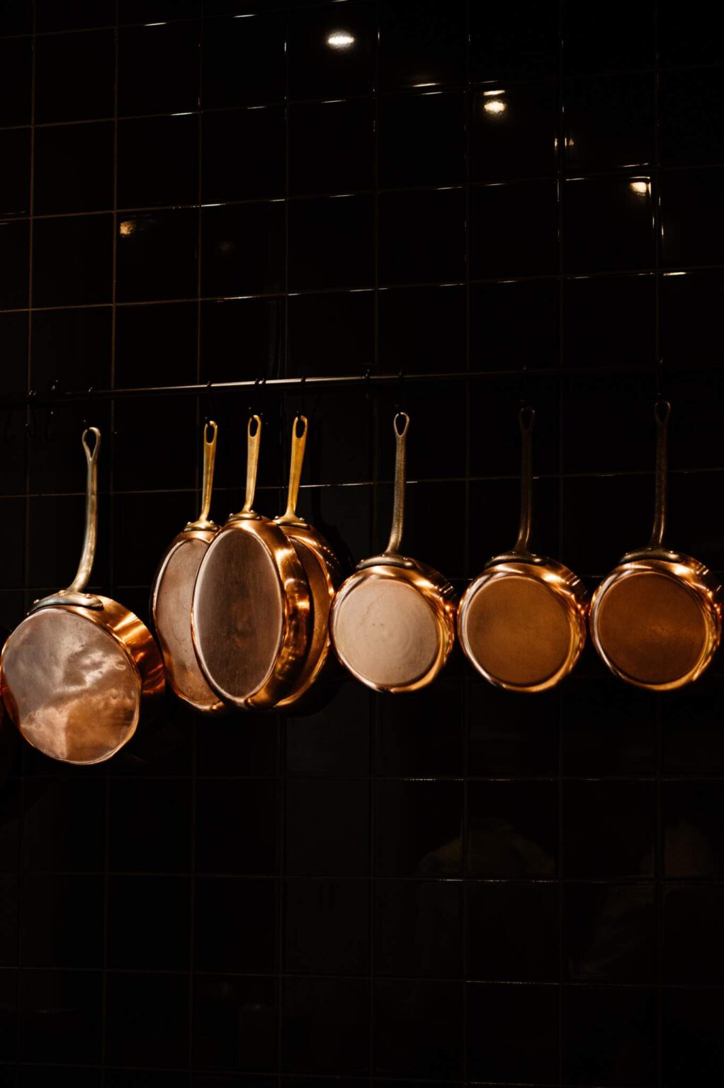 Koperen pannen in de open keuken van Harry’s