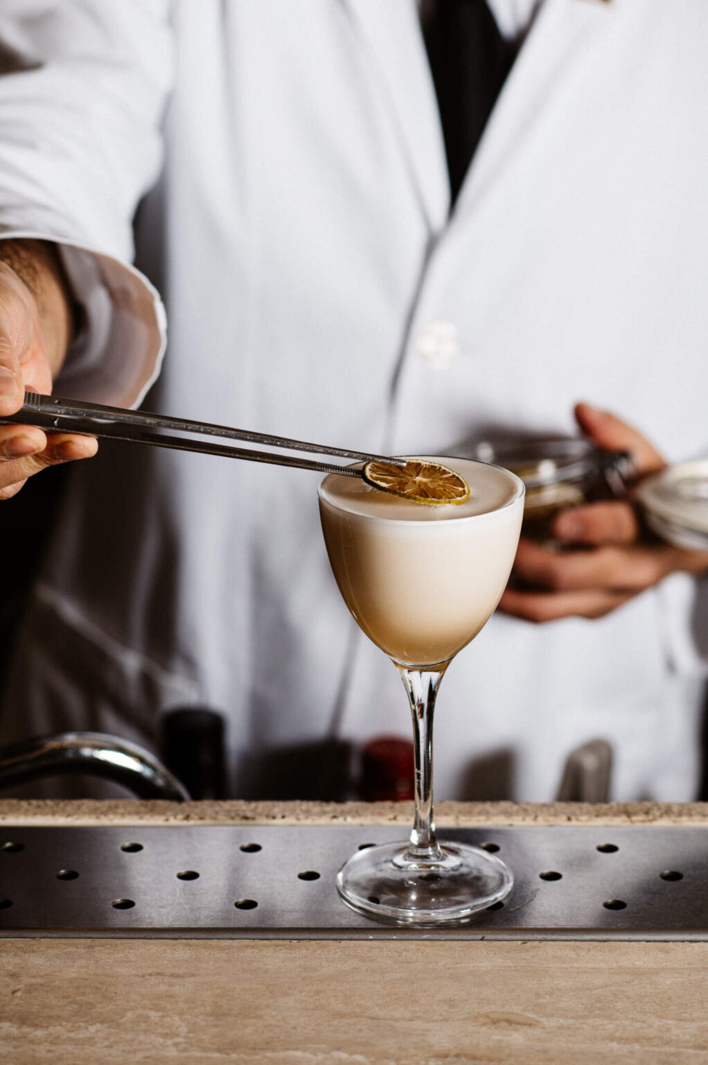 Bartender die een cocktail bereidt aan de bar van Harry’s