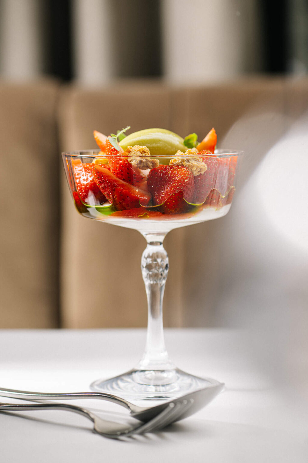 Dessert met aardbeien bij Harry’s Maastricht