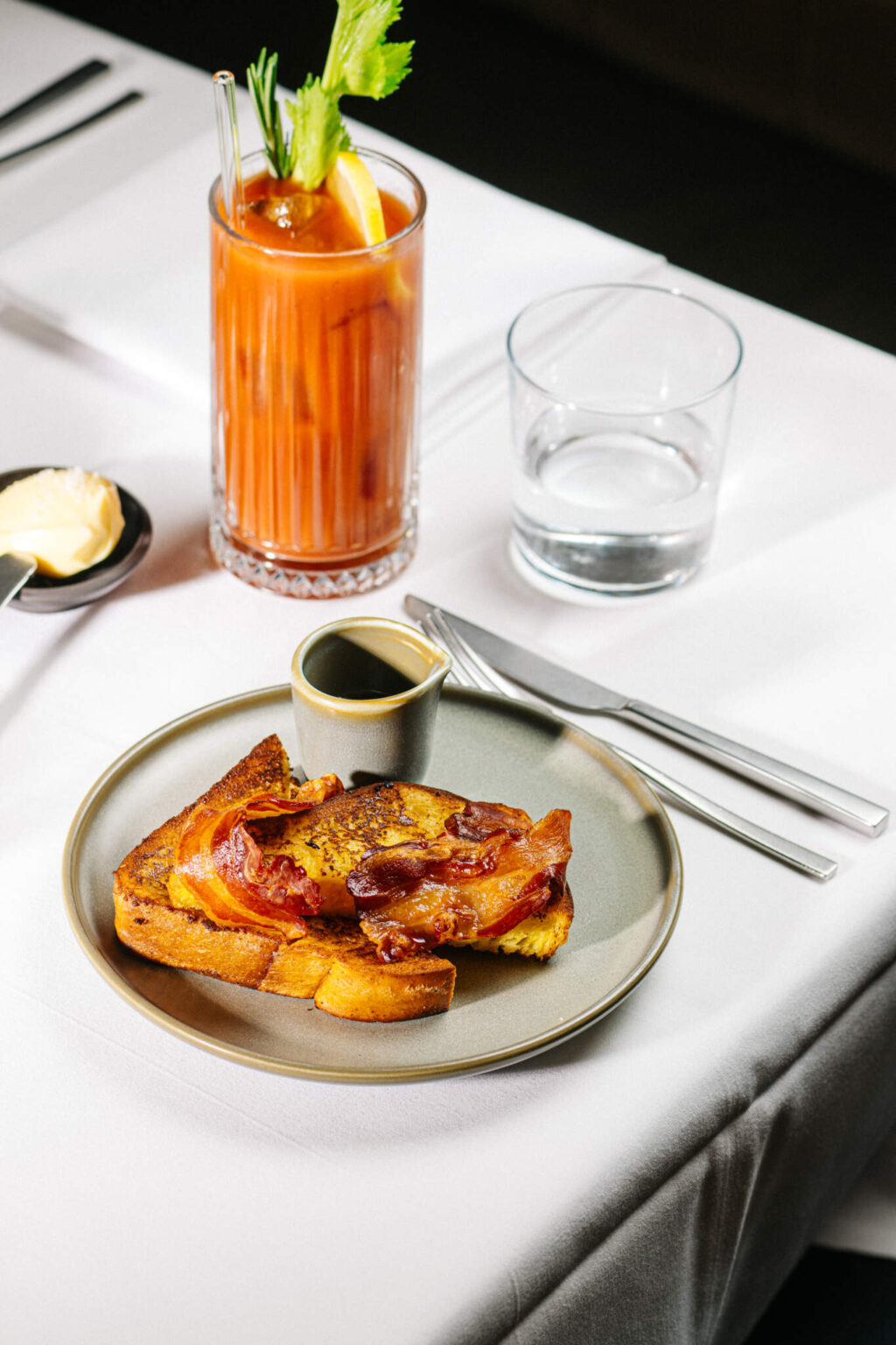 French toast geserveerd met een Bloody Mary tijdens de Sunday Brunch bij Harry’s Maastricht