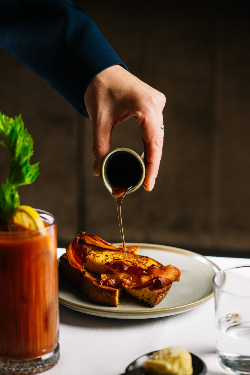 French toast being finished with sauce at the table during brunch at Harry’s Maastricht