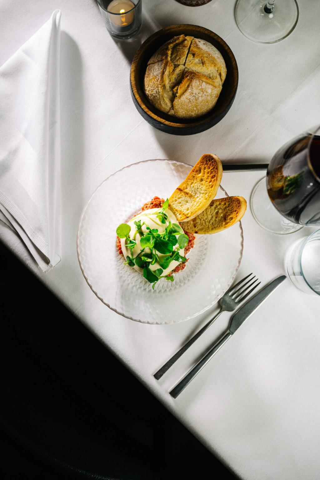 Steak tartare met hollandaisesaus bij Harry’s Maastricht