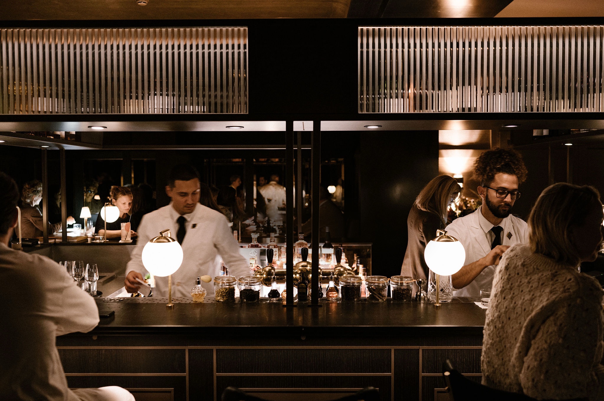 Drukke sfeervolle cocktailbar